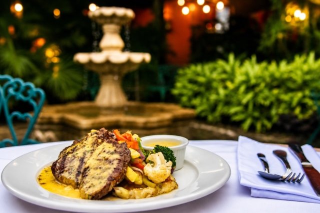 El arte de la buena cocina se sirve aquí. 🥩🍷
Cada corte es preparado con dedicación para ofrecerte una experiencia llena de sabor y elegancia.