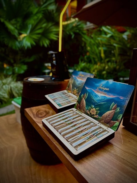 Compartimos una velada especial junto a @flordecana.ni para presentar @jyccigars , celebrando la pasión, la tradición y el arte detrás de cada puro nicaragüense.