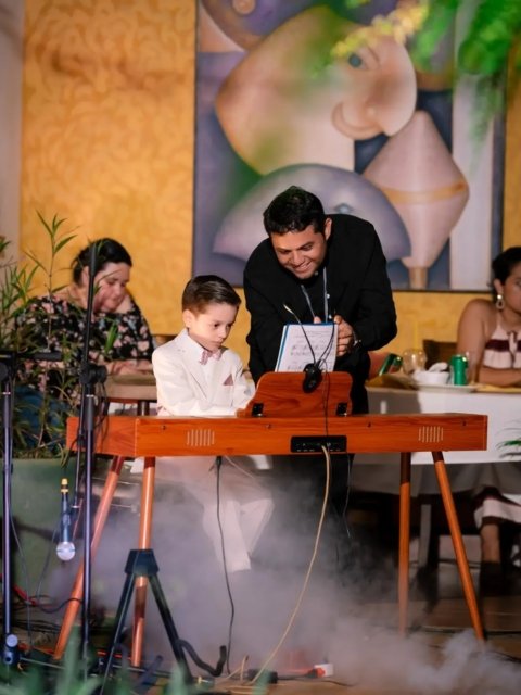 El talento que hizo vibrar la noche 🎶🎤

En colaboración con la Escuela de Música @rhythmsproject, vivimos una velada llena de talento, emoción y momentos inolvidables, celebrando el arte a través de la música y dando protagonismo a jóvenes talentos que nos regalaron una noche verdaderamente especial.

Una experiencia que reunió a nuestra comunidad en un ambiente único, donde cada melodía, cada voz y cada interpretación nos recordó el poder de la música para conectar, inspirar y emocionar.