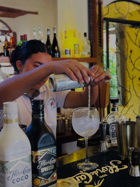 🥃 Seguimos aprendiendo, seguimos creciendo.

En Bistró Estrada tuvimos el placer de recibir una formación de Flor de Caña, fortaleciendo nuestros conocimientos sobre el mundo del ron, su elaboración, sus características y la experiencia detrás de cada copa.

Una oportunidad para seguir elevando nuestros estándares y ofrecer a nuestros clientes una experiencia cada vez más completa. 🤎

Gracias al equipo de @flordecana.ni - @kenblandon_ por compartir sus conocimientos y pasión con nosotros.